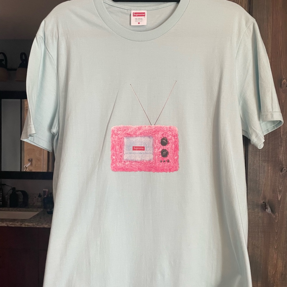 Supreme TV Tee Size medium in pale blue
